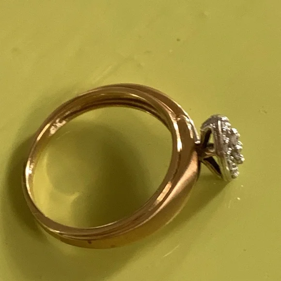 10k gold and diamond ring - Picture 2 of 3